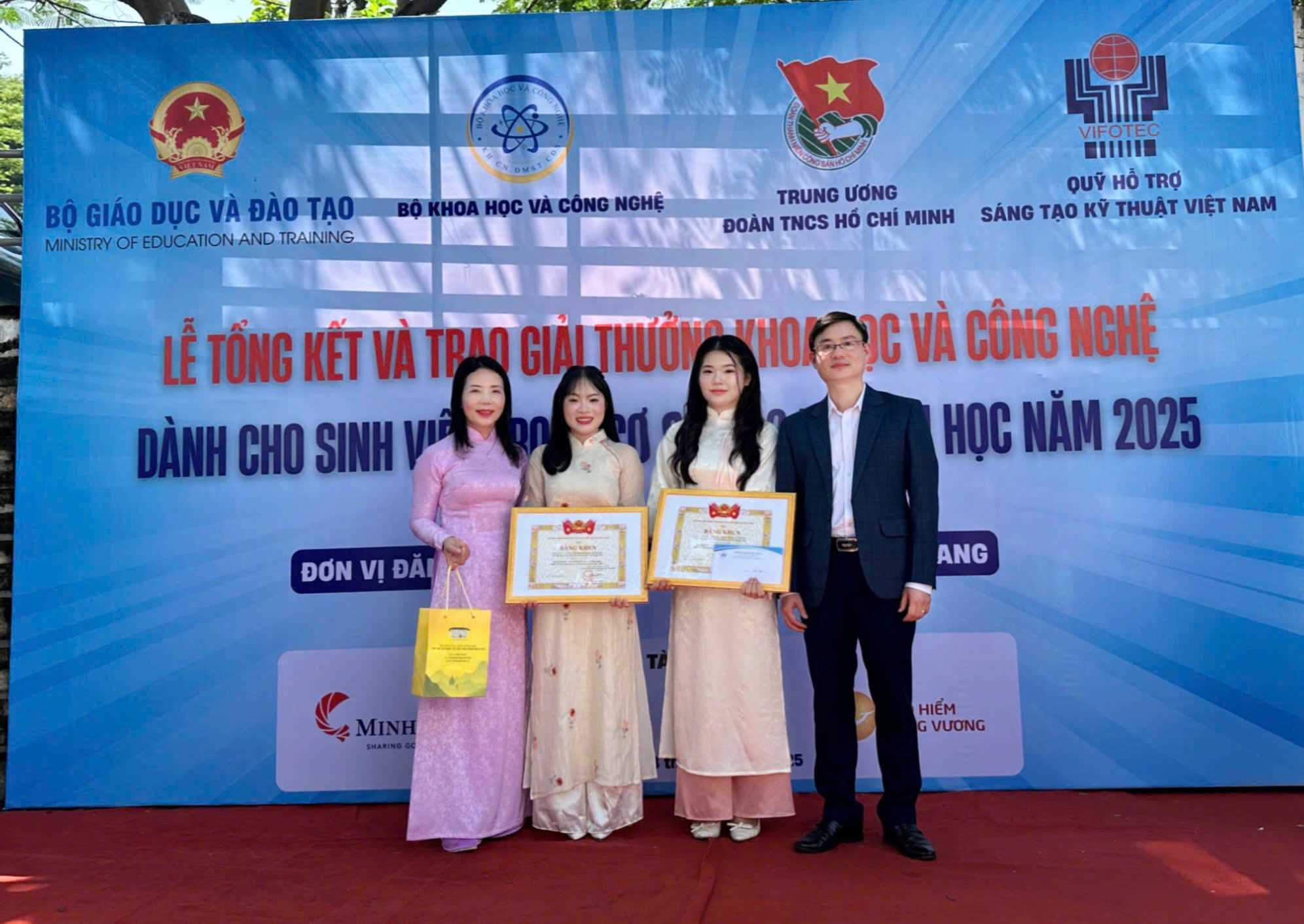 Sinh viên Trường Đại học Hồng Đức giành giải Nhì toàn quốc Giải thưởng Khoa học và Công nghệ năm 2025